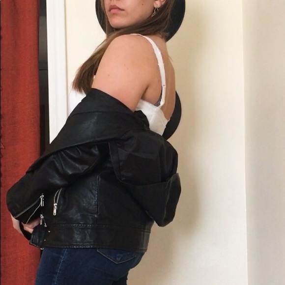 White sleeveless blouse - Picture 2 of 4